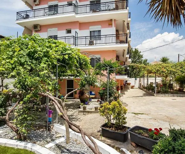 Ianos Aparthotel 3*