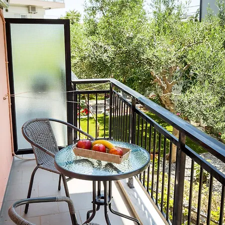 Ianos Aparthotel *